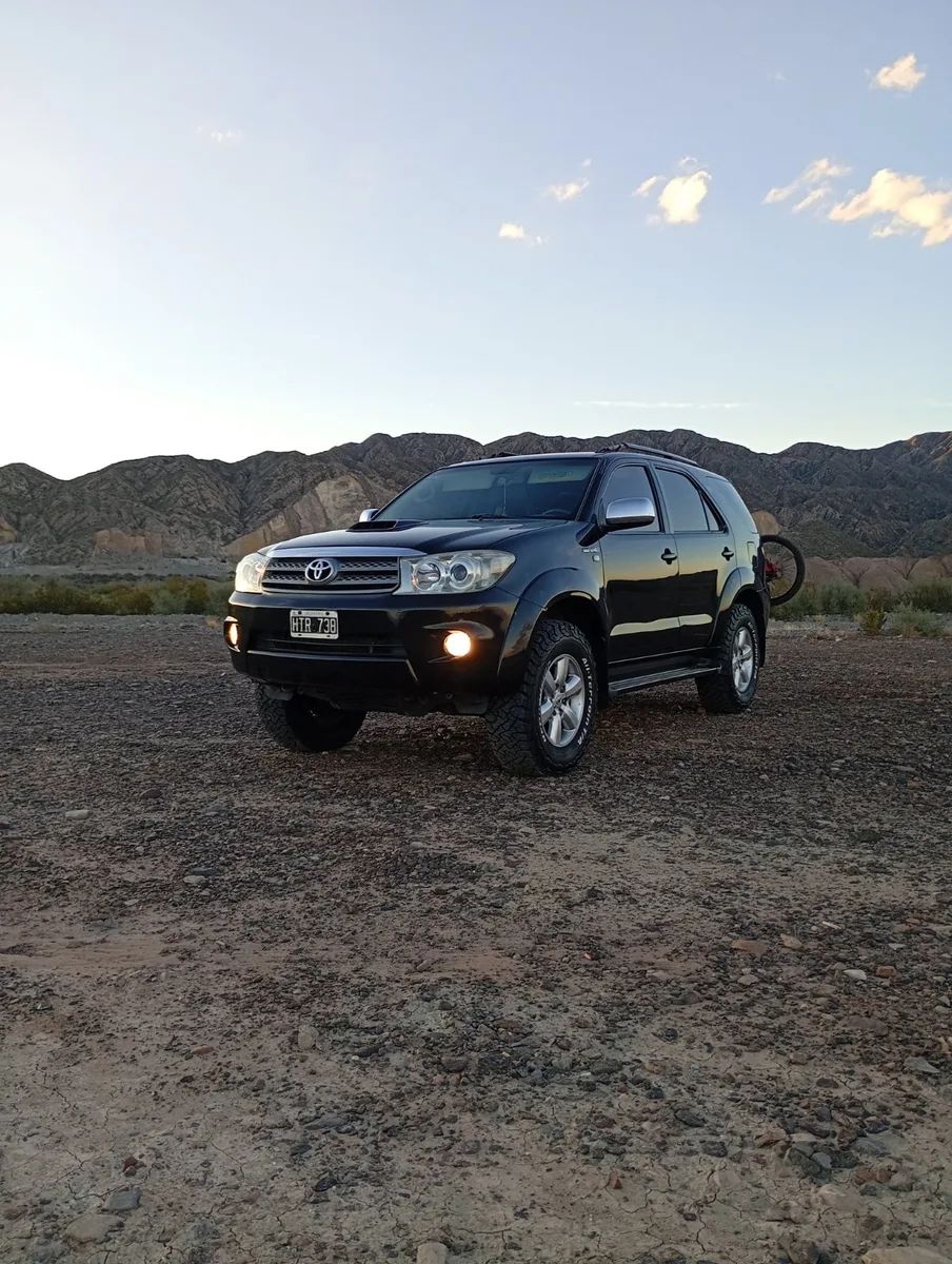 Toyota SW4 3.0 D4D 4x4 Negra - Levantada con All Terrain – foto 1 de 2