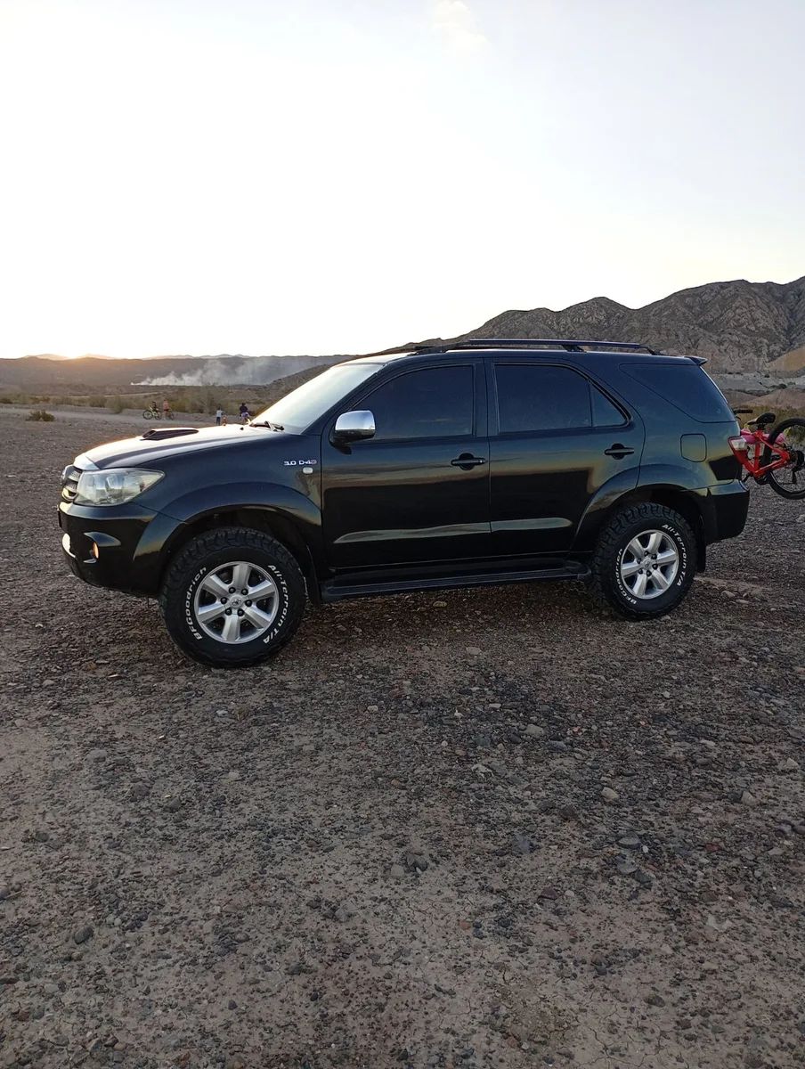 Toyota SW4 3.0 D4D 4x4 Negra - Levantada con All Terrain – foto 2 de 2